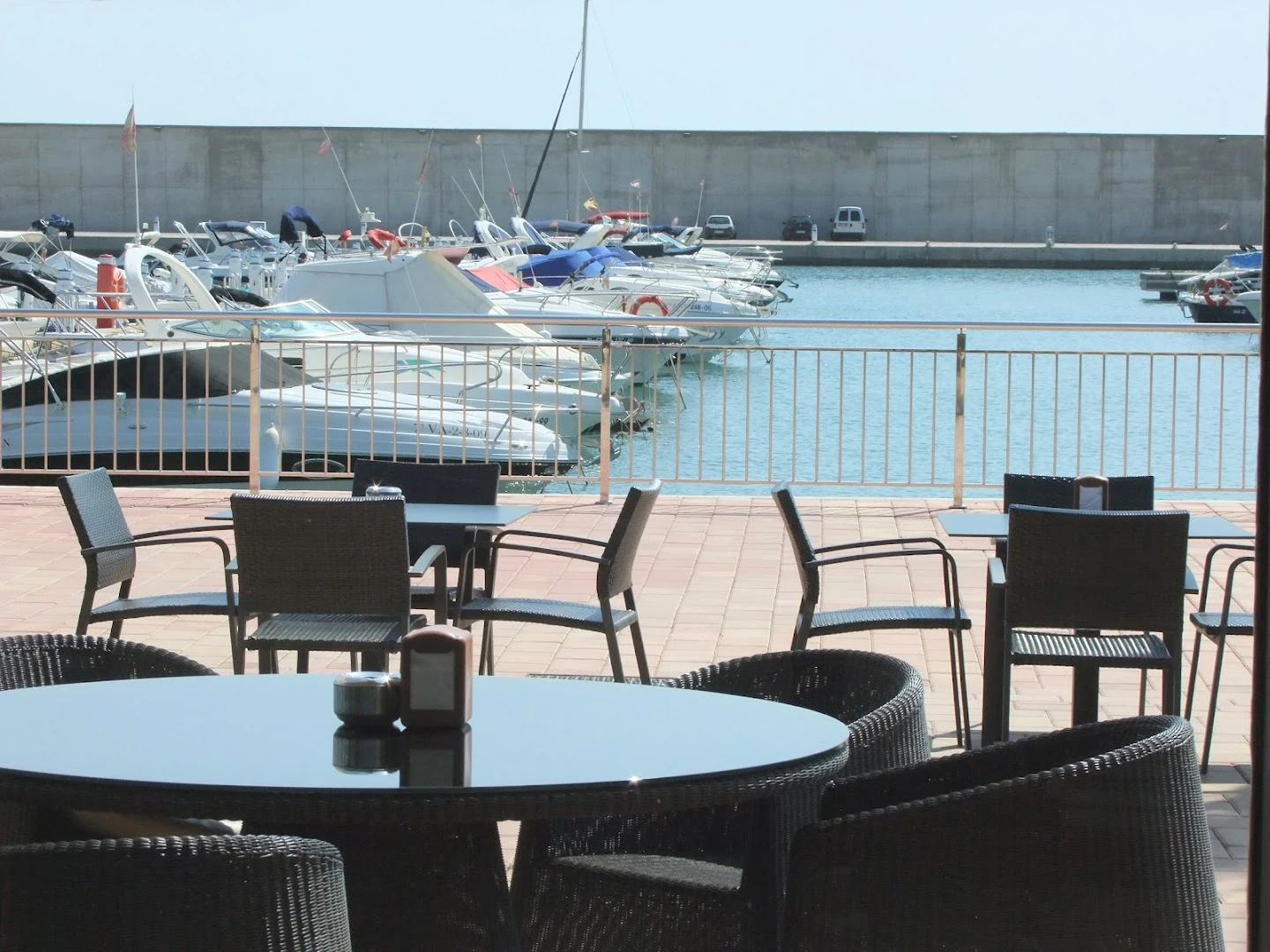 Marina-side dining and live music at La Mar Restaurante Beach Club